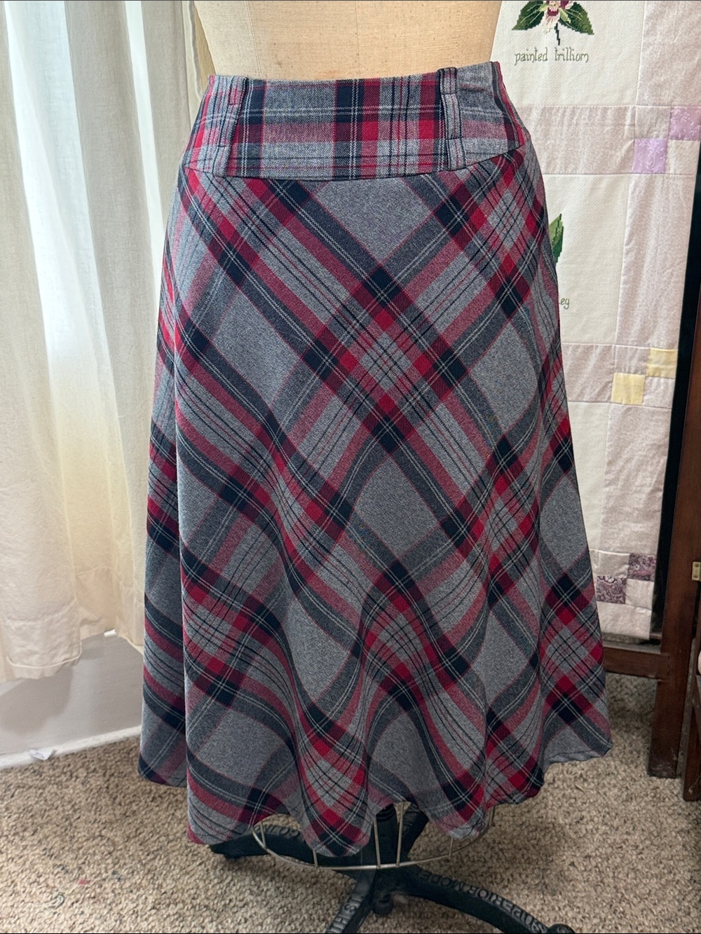 east 5th Plaid A-Line Skirt Women’s Size 10 Gray Red Black Bias Cut Lined Midi